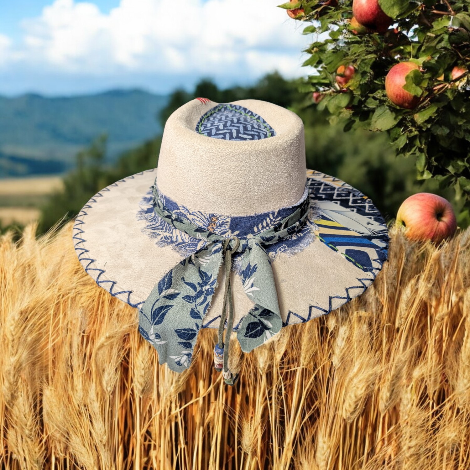 Ladybug White Suede Rancher - Lg (7 1/4) - Image 4